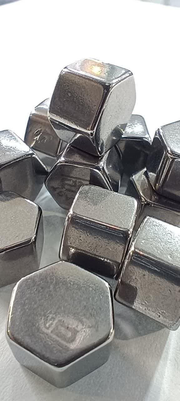 تصویری زیبا از چند عدد آلیاژ دمکست از زاویه نزدیک
